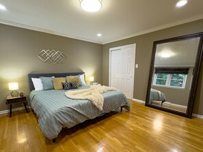 4 bedrooms, desk, iron/ironing board, travel cot