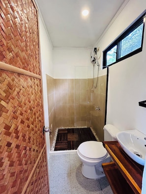 Standard Room, 1 Double Bed, Non Smoking, Private Bathroom | Bathroom | Shower, free toiletries, towels