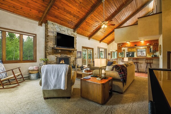 Smart TV, fireplace - Paradise Pines in Angel Fire (Angel Fire)