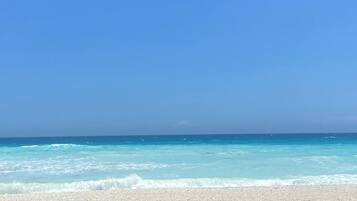 En la playa y toallas de playa