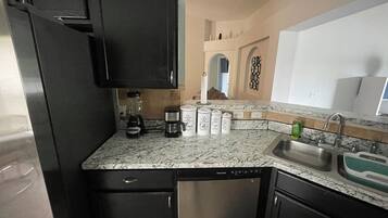 Mikrobølgeovn og oppvaskmaskin