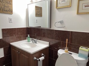 Secador de pelo, toallas, jabón y champú