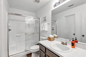 Shower, hair dryer, towels, soap - Welcoming 3 Bed/2 Bath Home near IAH (Humble)