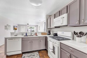 Mikrowelle, Ofen, Herdplatte, Geschirrspüler