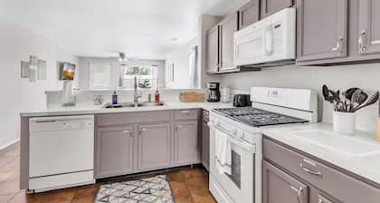 Welcoming 3 Bed/2 Bath Home near IAH