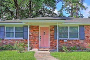 Exterior - House Sleeps 6 * Firepit * Game Room * Dogs OK (Savannah)