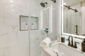 Secador de cabelo, toalhas de banho