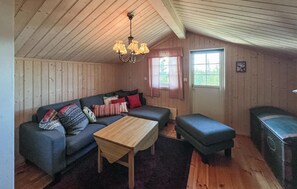 TV, fireplace - Stunning home in Sjusjøen with sauna (Sjusjøen)