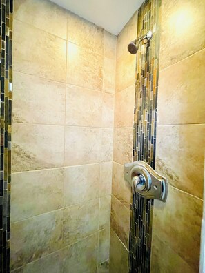 Shower, towels, soap, shampoo - Dolly, Aztec's Adorned Abode - Downtown 3-bedroom with WiFi, privacy & charm (Aztec)
