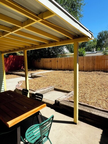 Dolly, Aztec's Adorned Abode - Downtown 3-bedroom with WiFi, privacy & charm