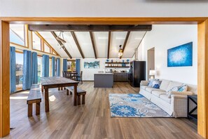 Télévision, cheminée, baby-foot