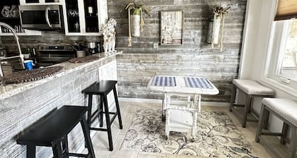 Monkey Island Bungalow ~ Pool ~ Golf~ Dogs welcome