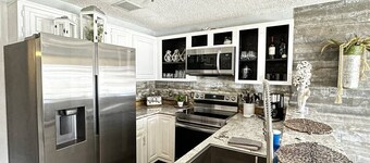 Monkey Island Bungalow ~ Pool ~ Golf~ Dogs welcome