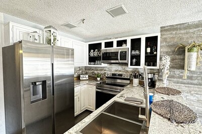 Monkey Island Bungalow ~ Pool ~ Golf~ Dogs welcome