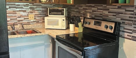 冷蔵庫、電子レンジ、オーブン、コンロ