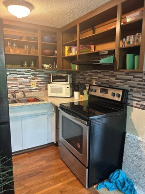 Refrigerador, microondas, horno y parrilla de estufa 