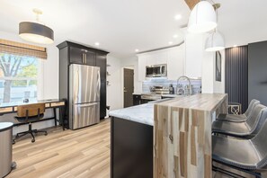 Jääkaappi, mikroaaltouuni, uuni, liesi