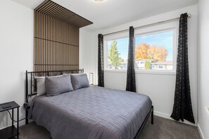 5 habitaciones, escritorio y tabla de planchar con plancha 