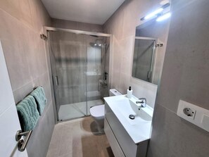 Haartrockner, Handtücher, Seife, Shampoo