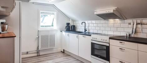 Fridge, dishwasher, coffee/tea maker