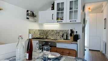 Frigorífico, horno, tostadora y utensilios de cocina