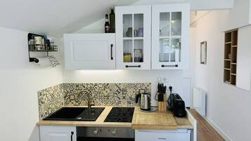 Frigorífico, horno, tostadora y utensilios de cocina