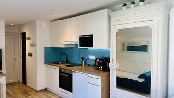 Frigorífico, horno, tostadora y utensilios de cocina