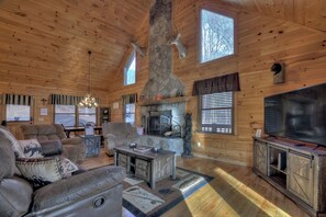 TV - Three Cubs Cottage | Pet Friendly | Fire Pit | Pool Table (Mineral Bluff)