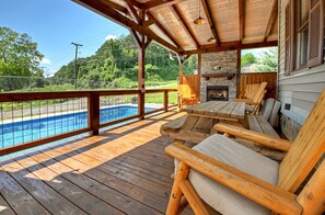 Outdoor dining - Harper House | Outdoor Fireplace | Grill | Private Bathrooms (Mineral Bluff)