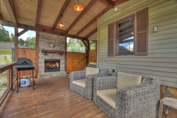 Terrace/patio - Harper House | Outdoor Fireplace | Grill | Private Bathrooms (Mineral Bluff)