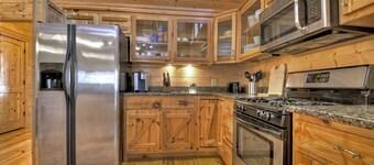Stokes Haven | Pet Friendly | Hot Tub | Creek |