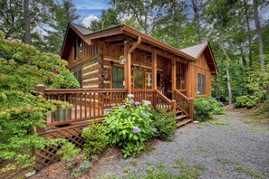 Exterior - Bunny's Bungalow | Pet Friendly | Hot Tub | Grill (Cherry Log)