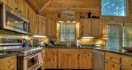 Wild Water Lodge | Hot Tub | Fish From Cabin | Pool Table