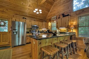 Kjøleskap, mikrobølgeovn, ovn og kokeplater