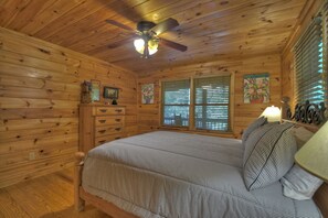3 bedrooms, desk, WiFi, bed sheets