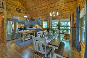 Dining - Sweet Retreat | Mtn Views | Hot Tub | Pet Friendly (Blue Ridge)