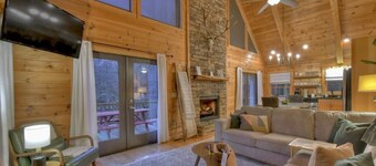 Troutlandia| Pet Friendly | Fish From Cabin | Hot Tub