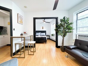 Deluxe Apartment, City View | Living area