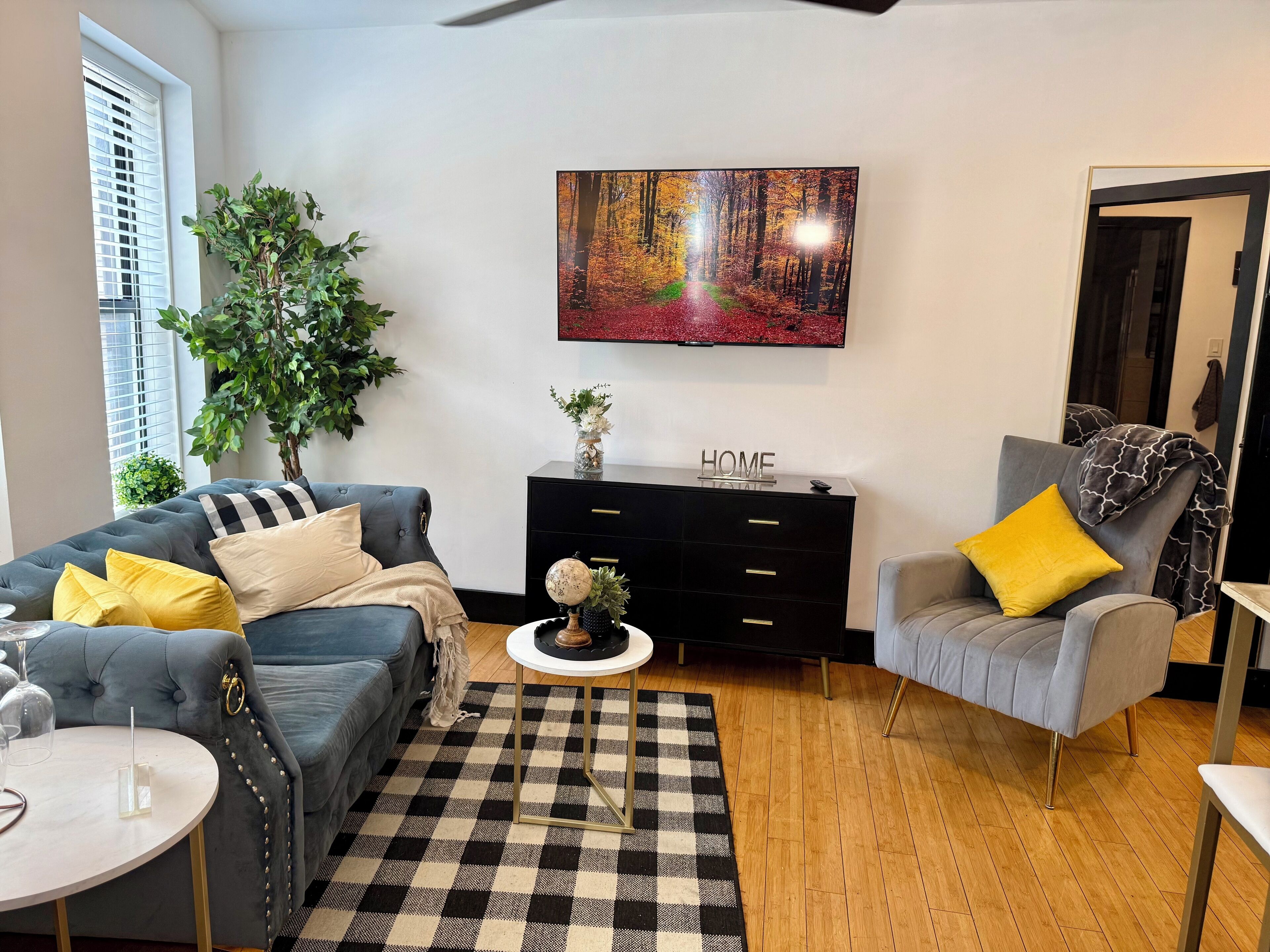 Apartamento Deluxe, vistas a la ciudad | Zona de estar | Televisión de pantalla plana de 32 pulgadas con canales por cable