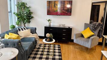 Deluxe Apartment, City View | Living area | 32-inch flat-screen TV with cable channels