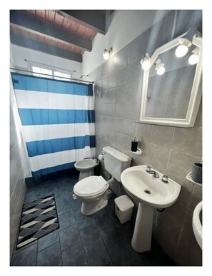 Bidet, towels, soap, shampoo - BAM Playa bonita Apartment III en zona turistica (San Carlos de Bariloche)
