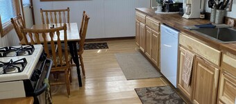 Year-round 3-bed Lodge sleeps 10-12! Large Living room, ORV Trails, WiFi, AC.