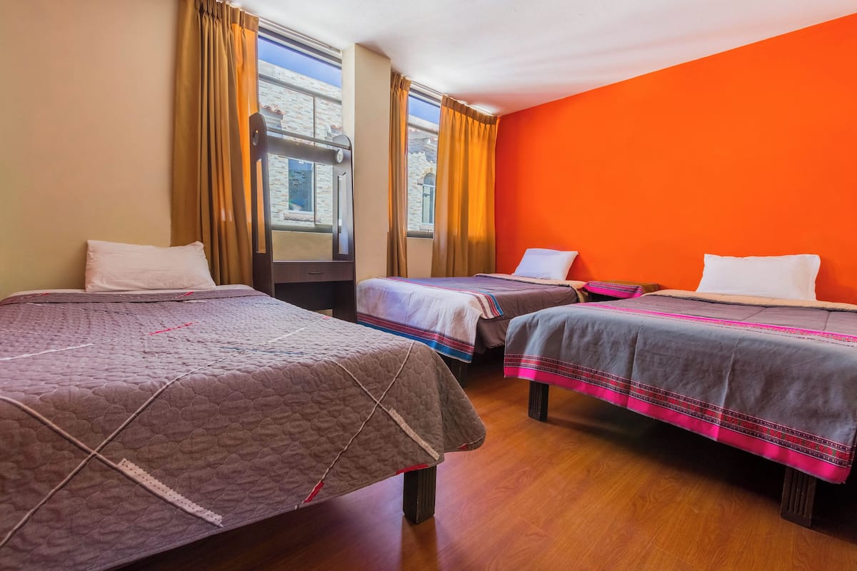 Basic-Dreibettzimmer, Stadtblick | Schreibtisch, laptopgeeigneter Arbeitsplatz, kostenloses WLAN