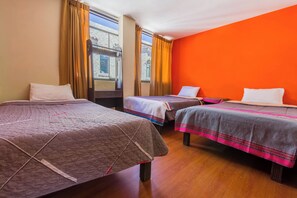 Habitació triple bàsica, vistes a la ciutat | Escriptori, espai de treball apte per a portàtils i wifi gratuïta 