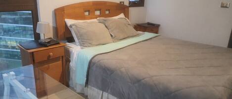 1 chambre, fer et planche à repasser, draps fournis