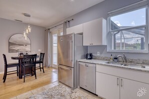 Fridge, microwave, oven, stovetop - Heated SALT Pool - 3bd - Sunny (North Port)