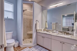 Shower, towels, soap, shampoo - Heated SALT Pool - 3bd - Sunny (North Port)