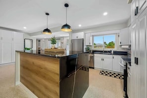 Fridge, microwave, oven, stovetop - Hot Tub | Ping Pong | Foosball | Mins to Beaches (Largo)