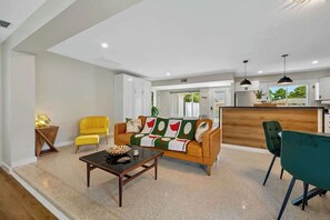 Smart TV, offices - Hot Tub, Game Lounge + Mins to Gulf Beachs (Largo)