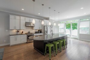 Réfrigérateur, four à micro-ondes, un four, surface de cuisson